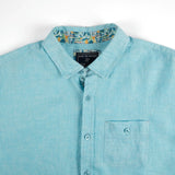 Chemise homme bleu turquoise 100% lin BACK to LEGEND (zoom poitrine et col)