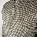Chemise homme à manches longues marron en popline fantaisie (zoom poitrine)