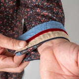 Chemise à manches longues homme bleue fleurie en popeline (zoom poignet)