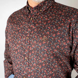 Chemise à manches longues homme bleue fleurie en popeline (zoom poitrine et col)