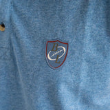 Polo 4 couleurs pour hommes BACK to LEGEND (zoom badge poitrine)