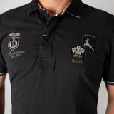 Polo noir à manches courtes multi badge Barbarians BACK to LEGEND (zoom poitrine)