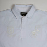 Polo scapulaire blanc Barbarians BACK to LEGEND (zoom col et poitrine)