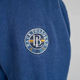 Pull camionneur boutonné bleu pour hommes BACK to LEGEND (zoom badge sur la manche gauche)