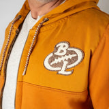Sweat à capuche ocre en molleton gratté bi matière (zoom poitrine et col)