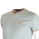 T-shirt Homme vert amande col V (zoom poitrine et col)
