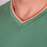T-shirt vert col V pour homme BACK to LEGEND (zoom col)