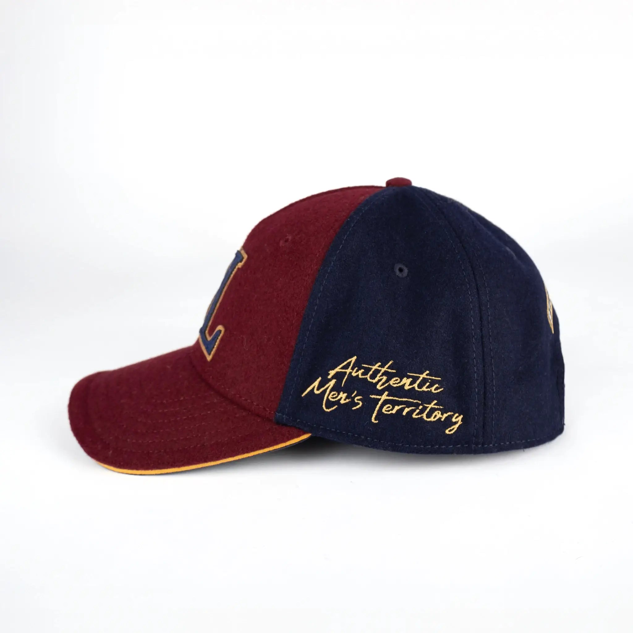 Casquette bicolore bordeaux et bleu marine en feutrine BACK TO LEGEND (vue de profil)