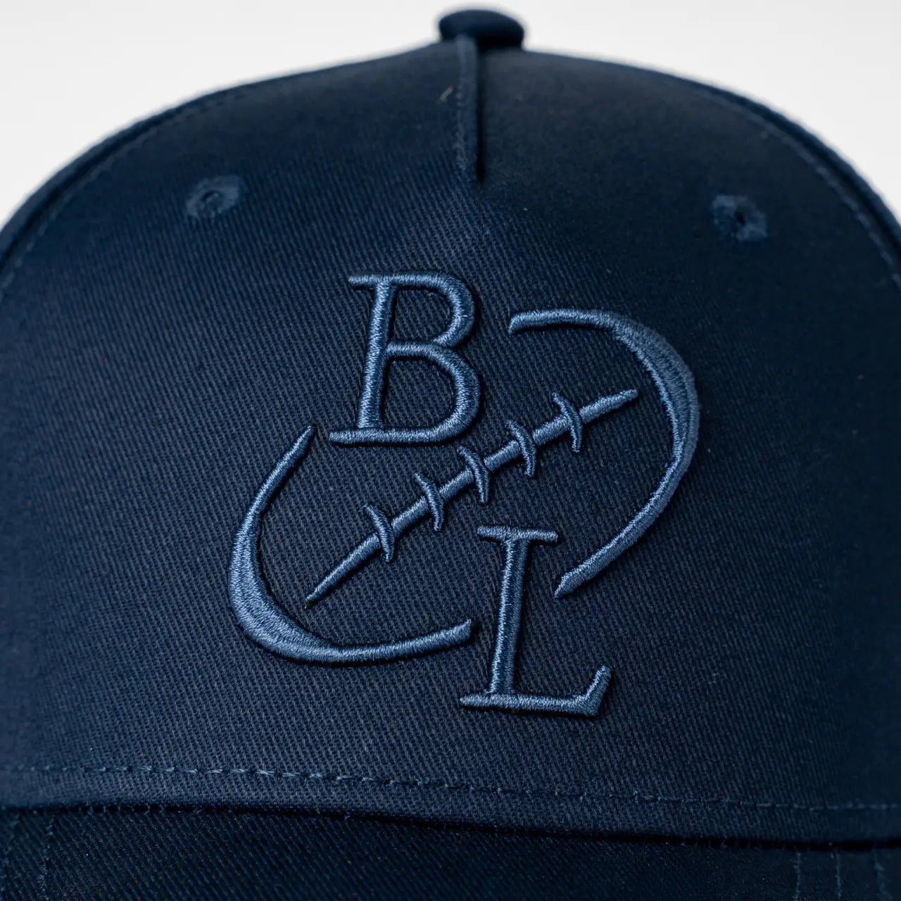 Casquette bleu marine BL BACK to LEGEND (zoom broderie)