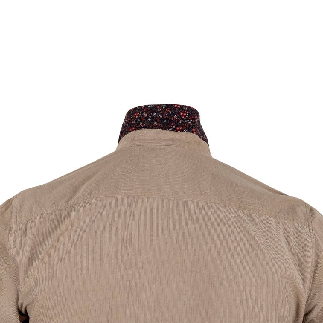 Chemise beige à manches longues en velours côtelé (zoom sur le col)