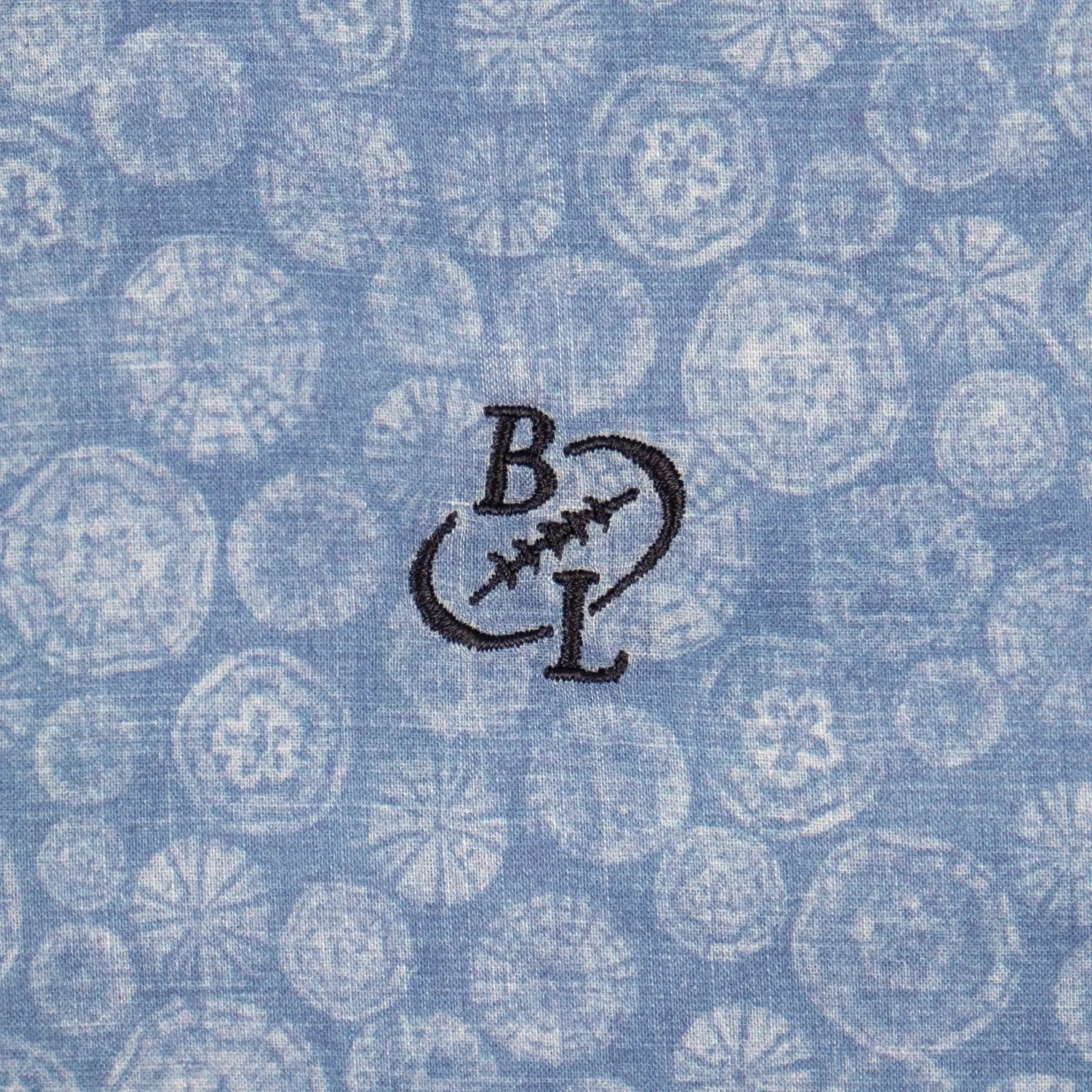 Chemise bleue à motif floral pour homme BACK to LEGEND (zoom broderie signature)