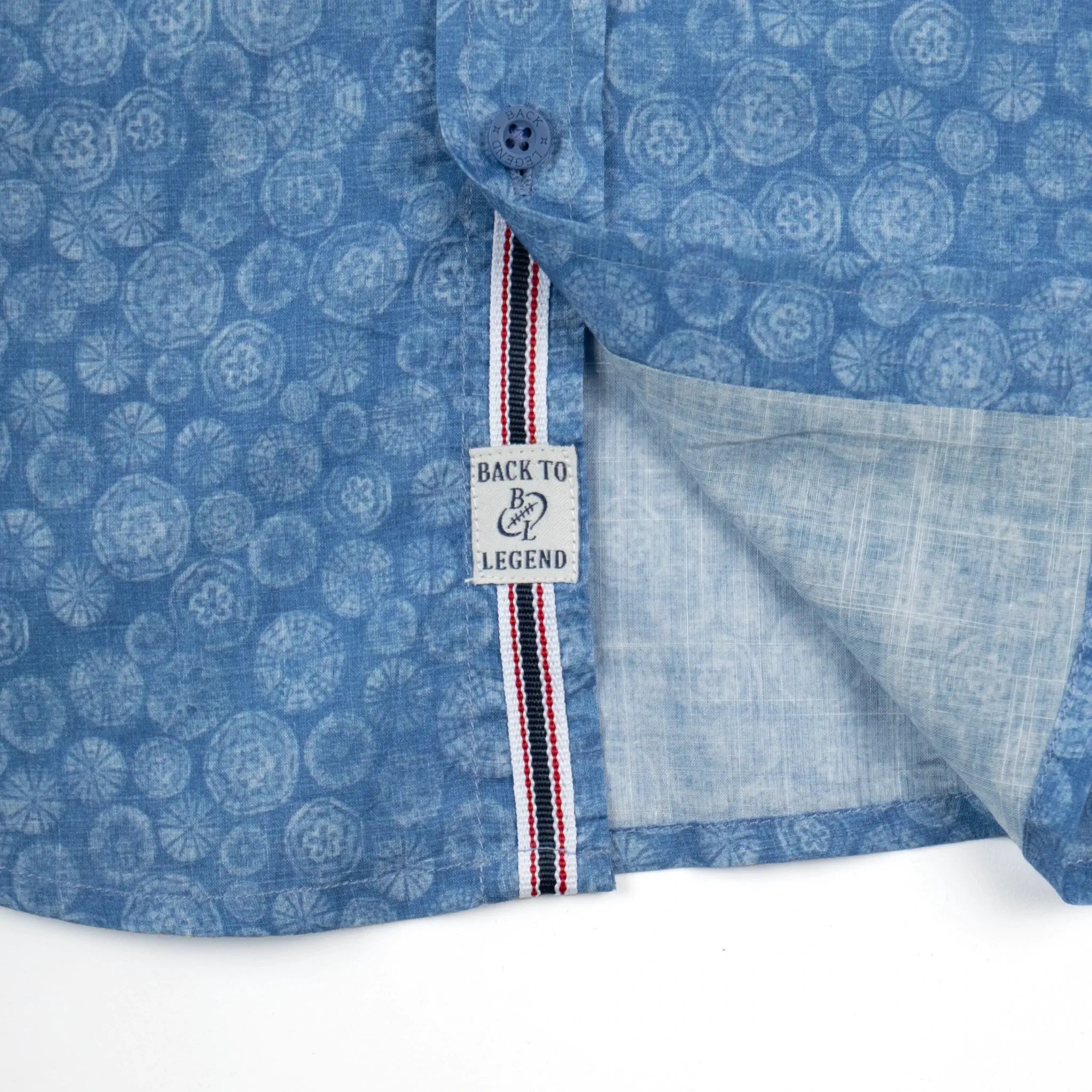 Chemise bleue à motif floral pour homme BACK to LEGEND (zoom détails de finition bas de vêtement