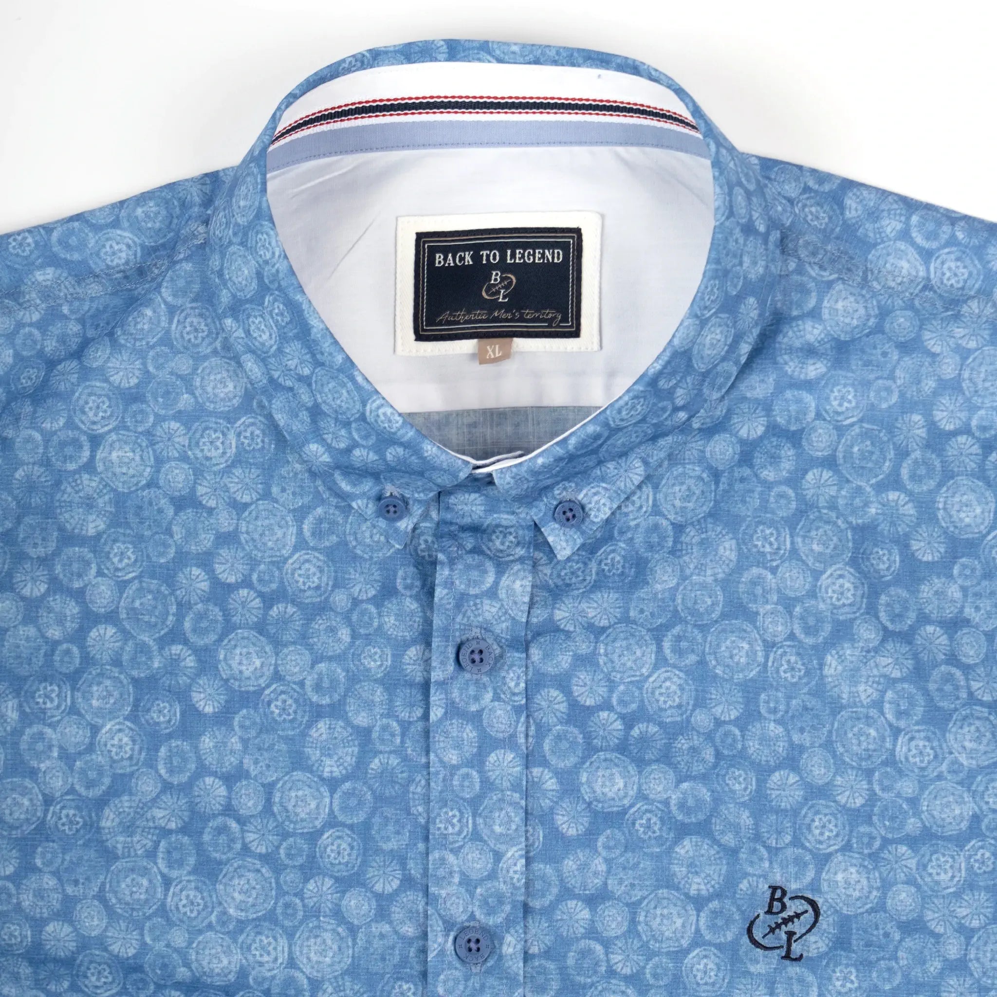 Chemise bleue à motif floral pour homme BACK to LEGEND (zoom poitrine et col)