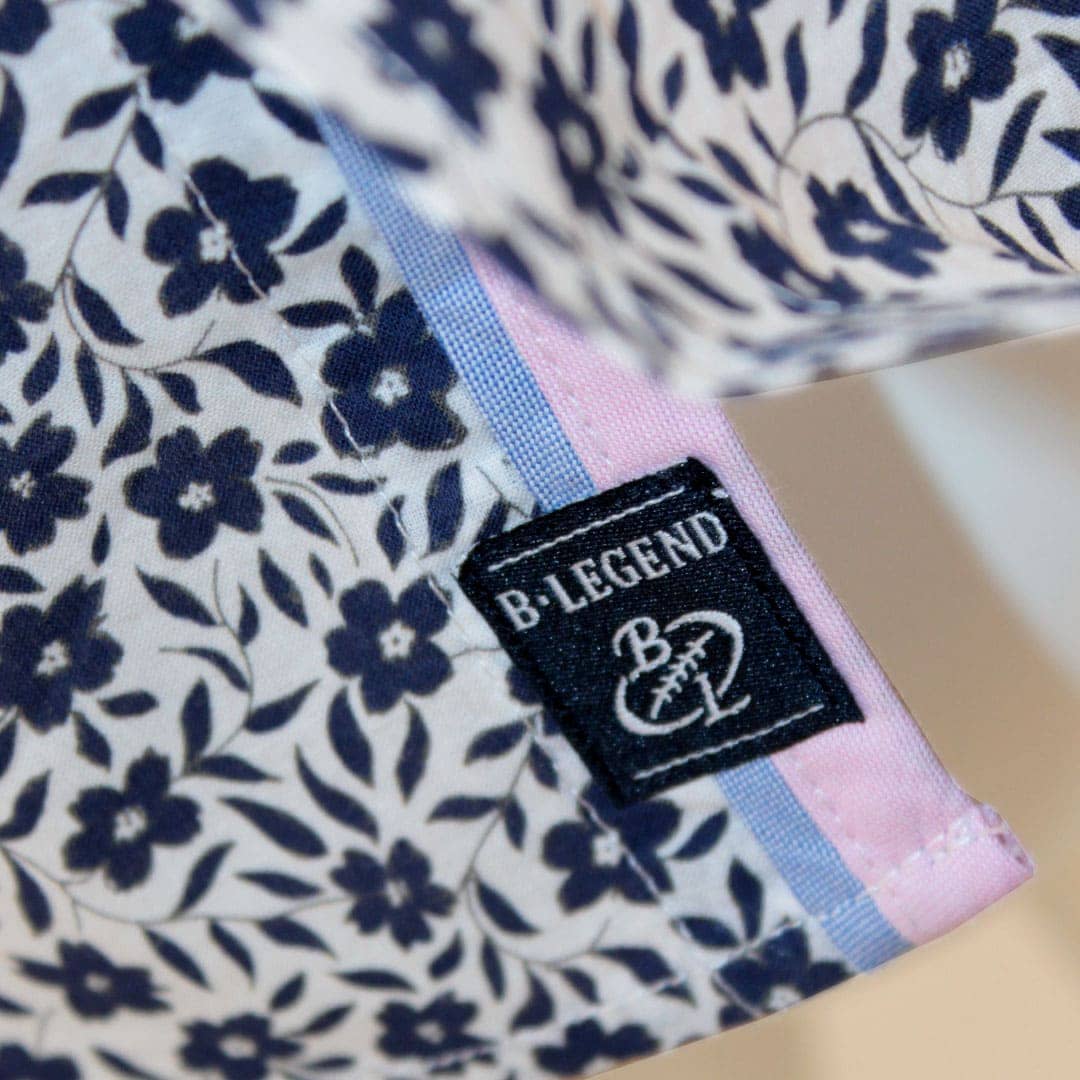 Chemise Homme bleu-violet imprimé fleuri (zoom détail tissu)