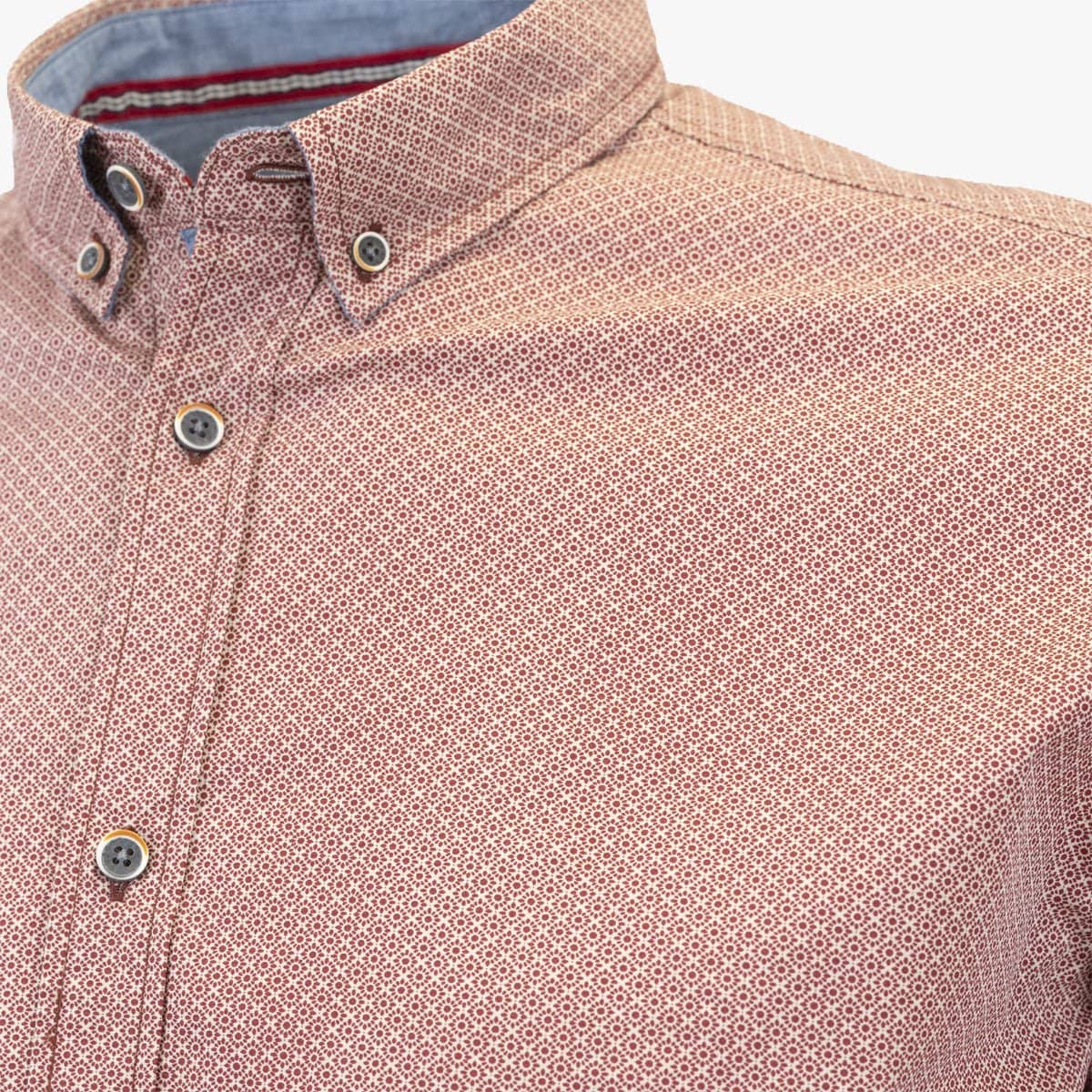 Chemise homme beige à manches longues et motif fantaisie (Zoom boutonnière)