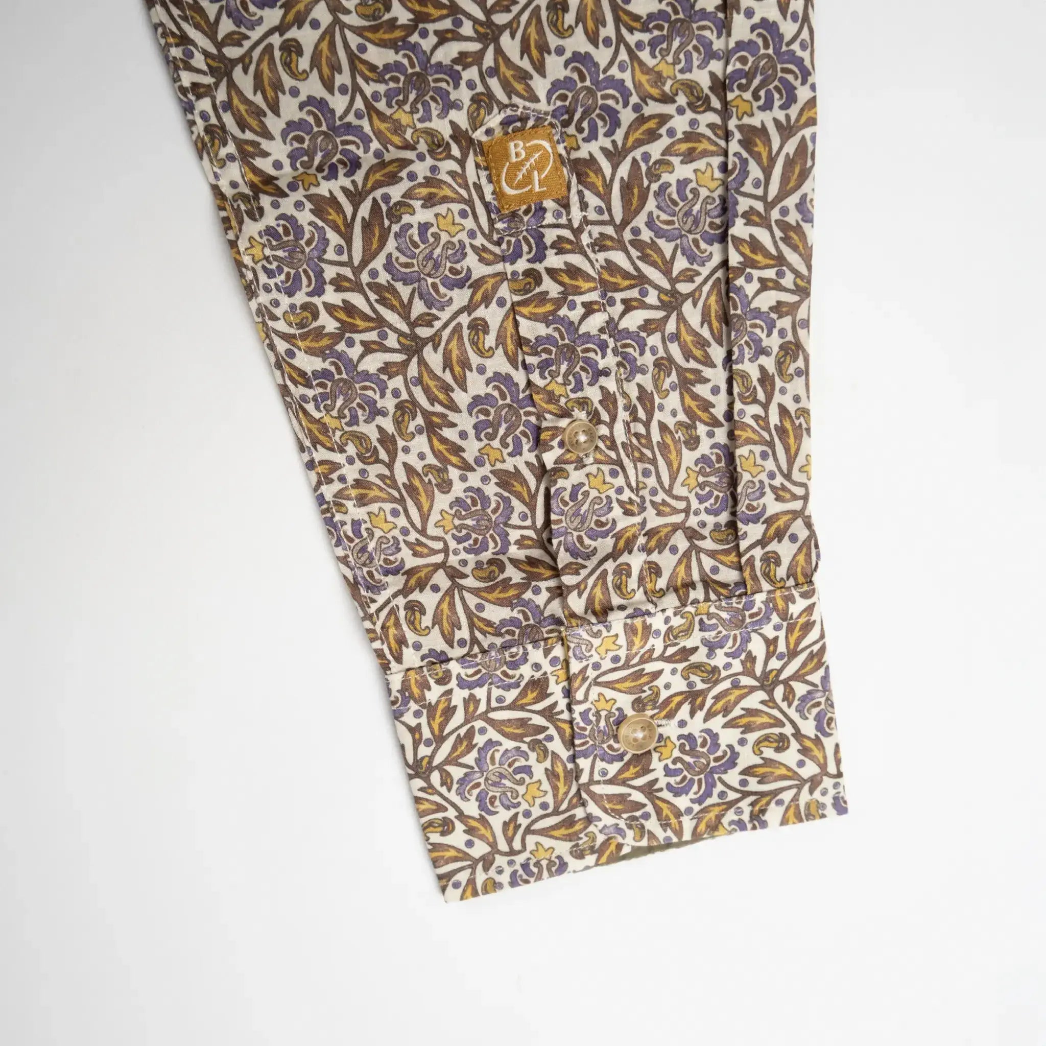 Chemise homme blanche à motif floral en voile de coton BACK TO LEGEND (zoom finitions poignet)