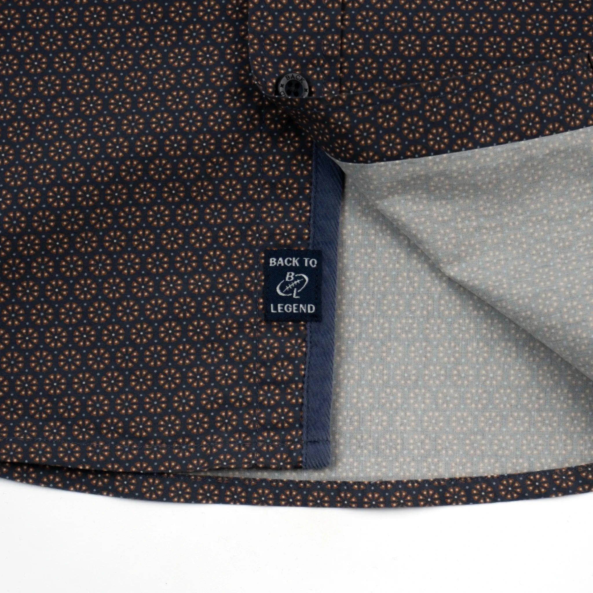 Chemise BACK TO LEGEND à manches longues bleu marine à motif géométrique terracotta (zoom détail bas de vêtement)