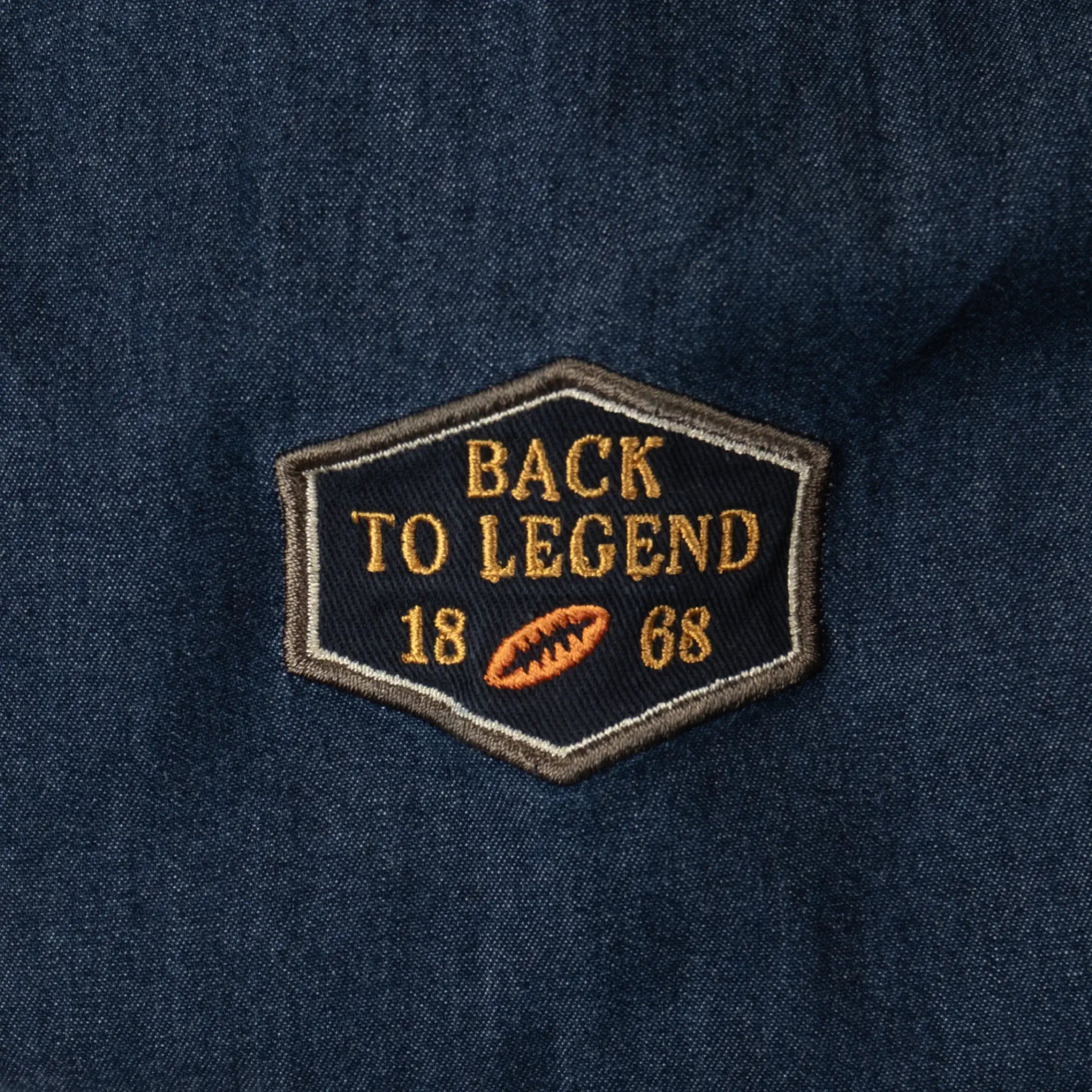 Chemise BACK TO LEGEND à manches longues en jean bleu denim foncé (zoom badge signature)