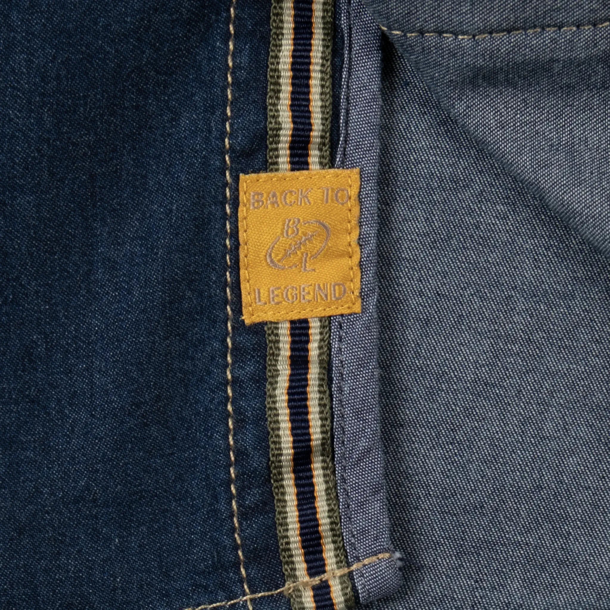 Chemise BACK TO LEGEND à manches longues en jean bleu denim foncé (zoom détail bas de vêtement)