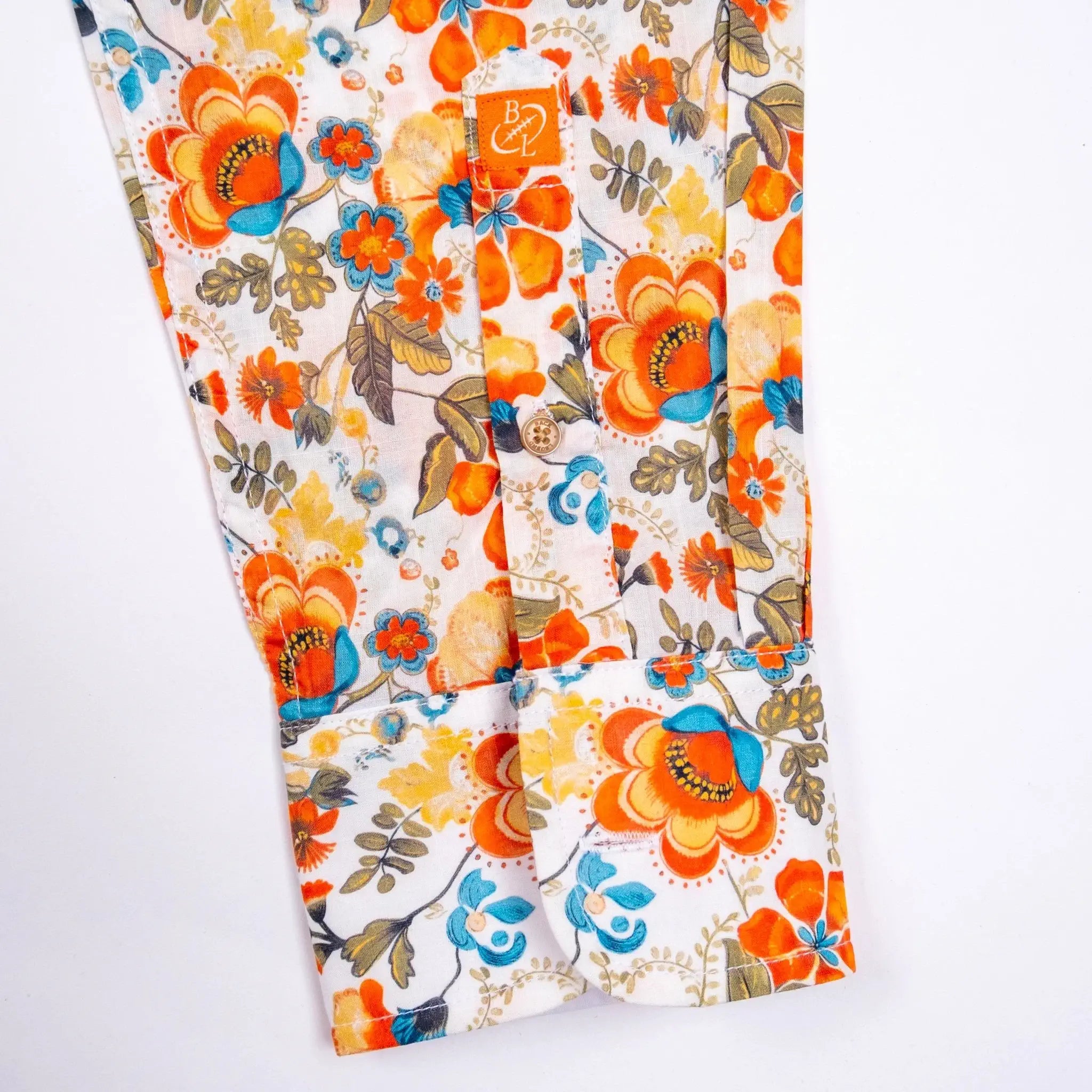 Chemise manches longues légère à motif floral orange BACK TO LEGEND (zoom sur le poignet)