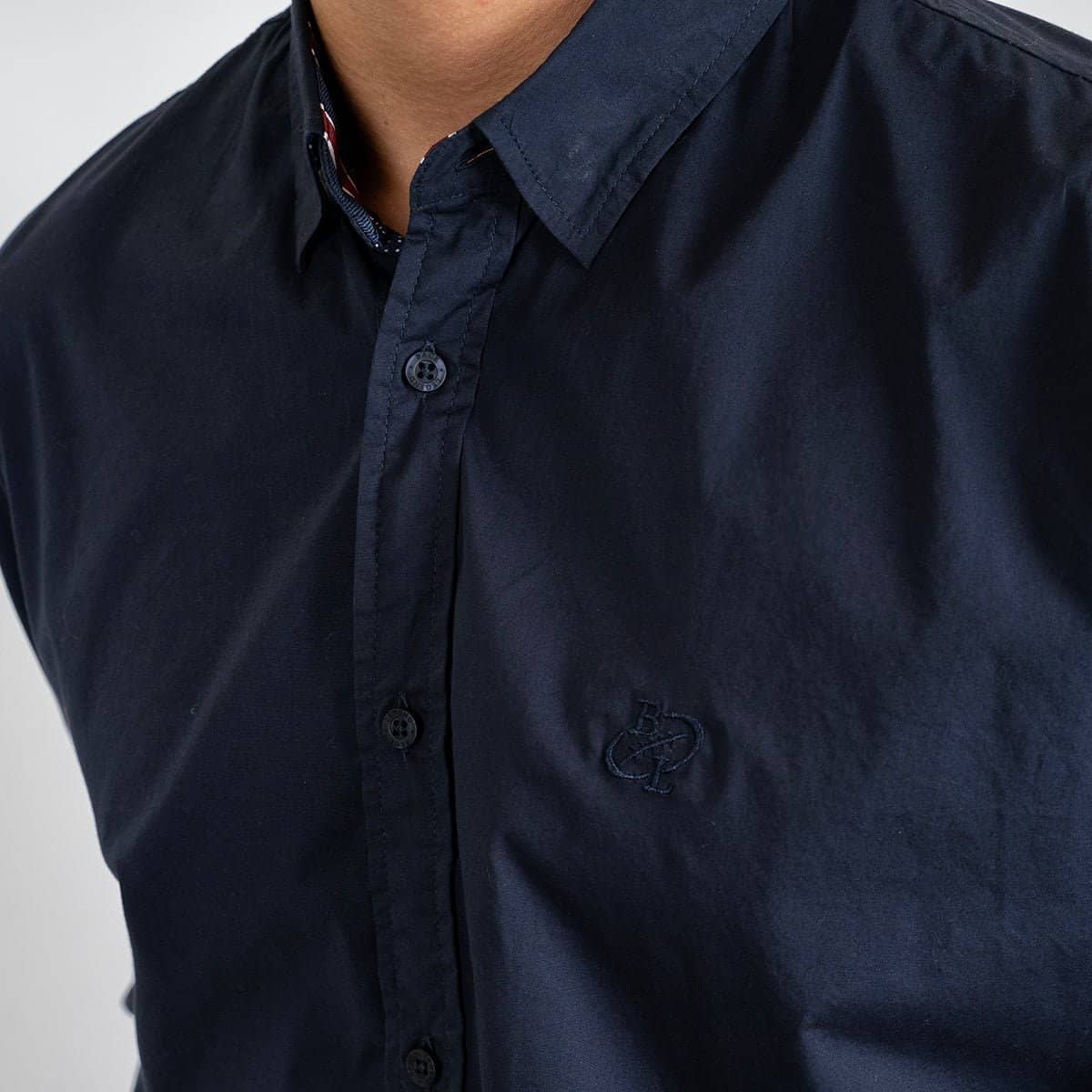 Chemise homme à manches longues bleu marine en popline (zoom poitrine et col)