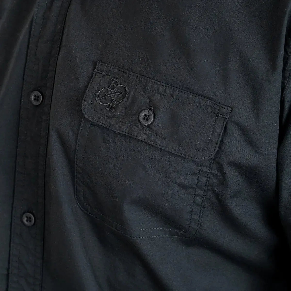 Chemise à manches longues noire en popline 2 poches poitrine (zoom broderie)