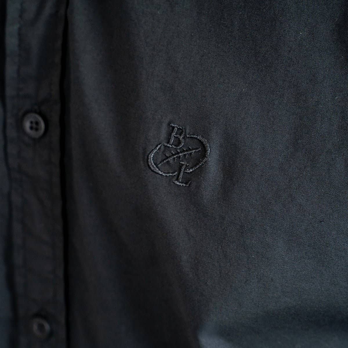 Chemise noire à manches longues en popline pour Homme (zoom broderie)