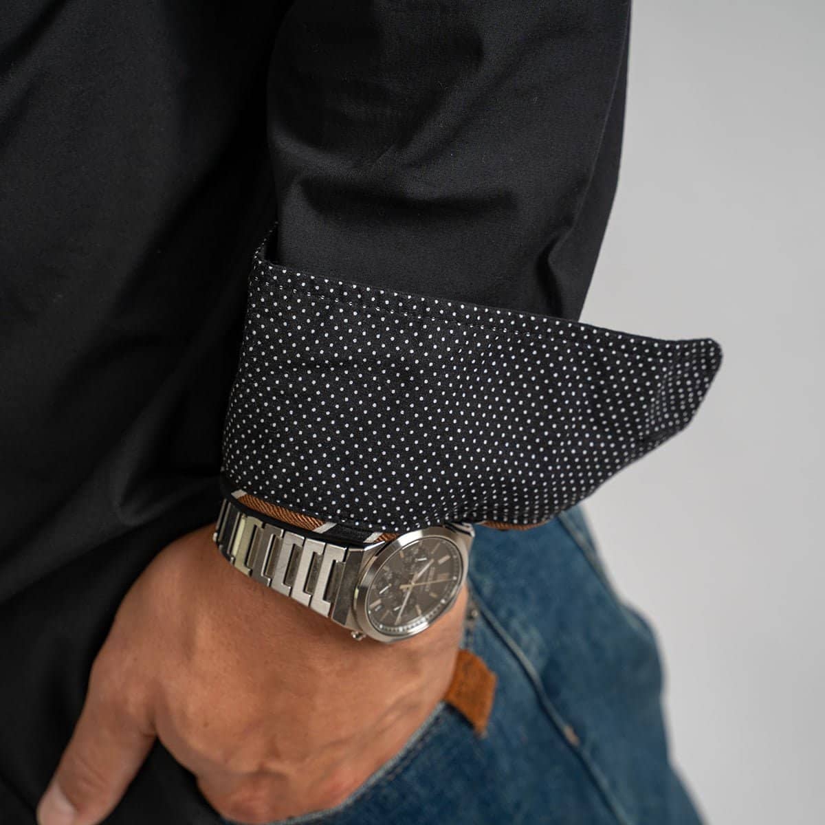 Chemise noire à manches longues en popline pour Homme (zoom poignet)