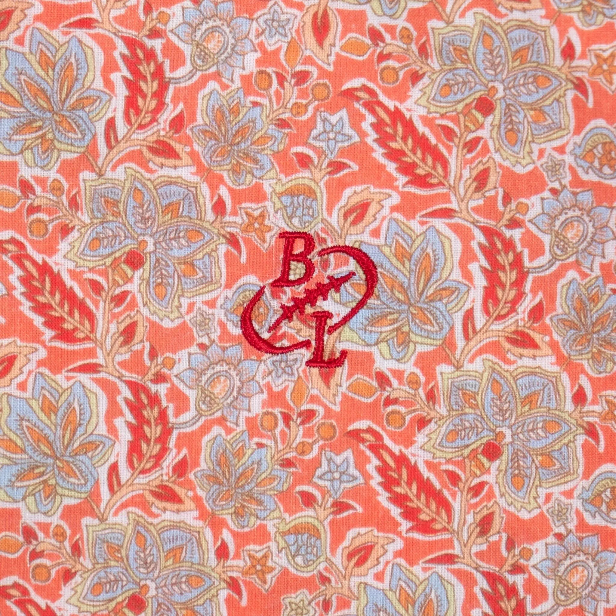 Chemise rose à motif floral pour homme BACK to LEGEND (zoom broderie signature)