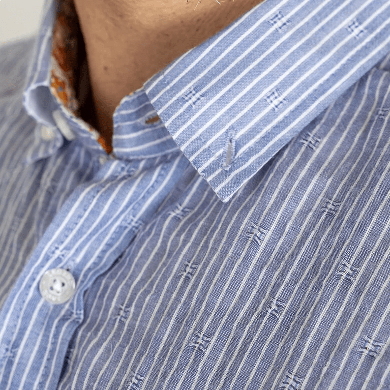 Chemisette bleue à rayures pour homme BACK to LEGEND (zoom col boutonnée)