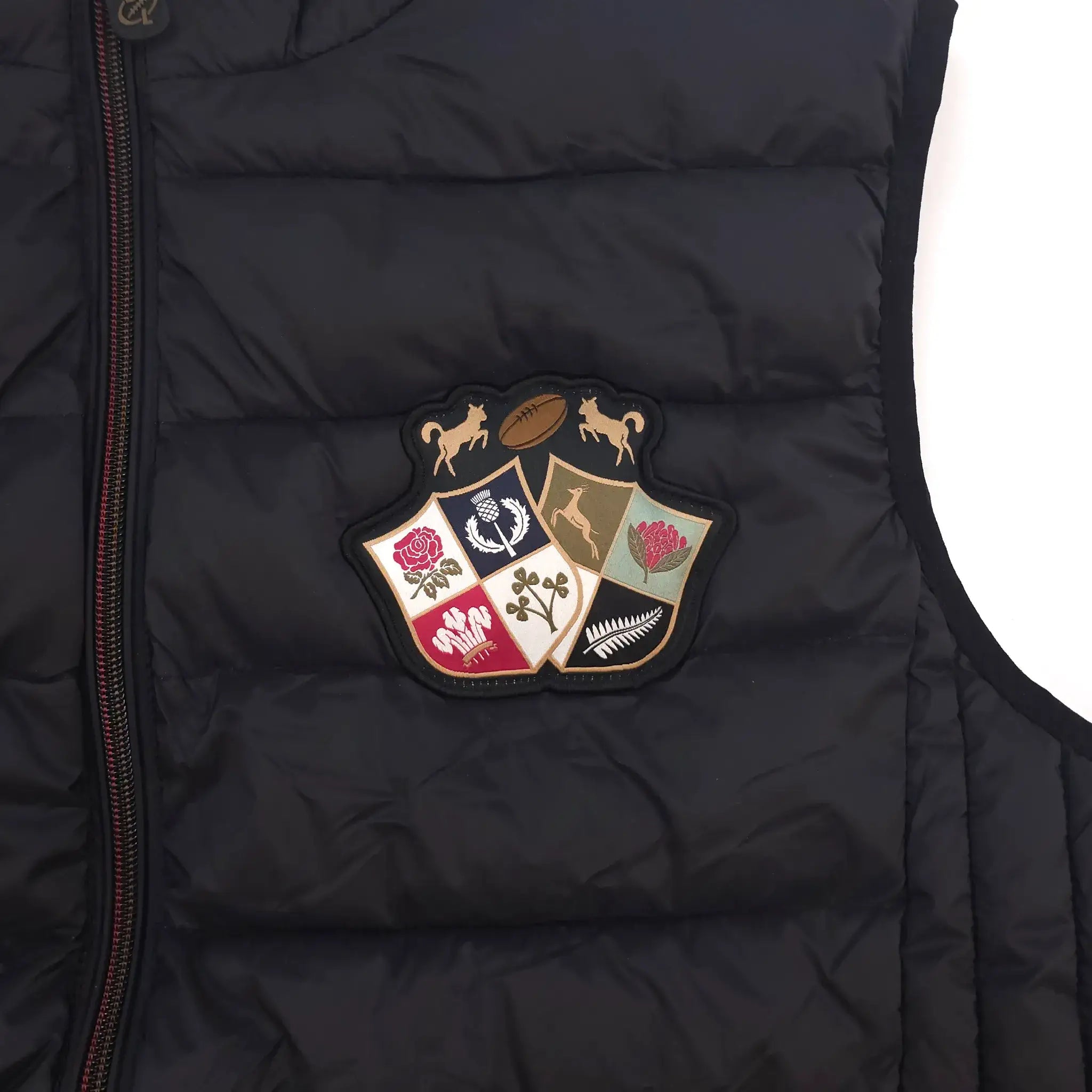Doudoune homme sans manche noire Barbarians (zoom blason brodé sur la poitrine)