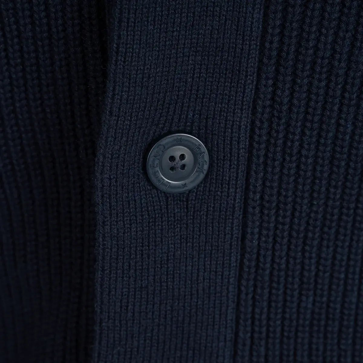Gilet boutonné bleu marine pour homme en coton & cachemire BACK to LEGEND (zoom détail des boutons)