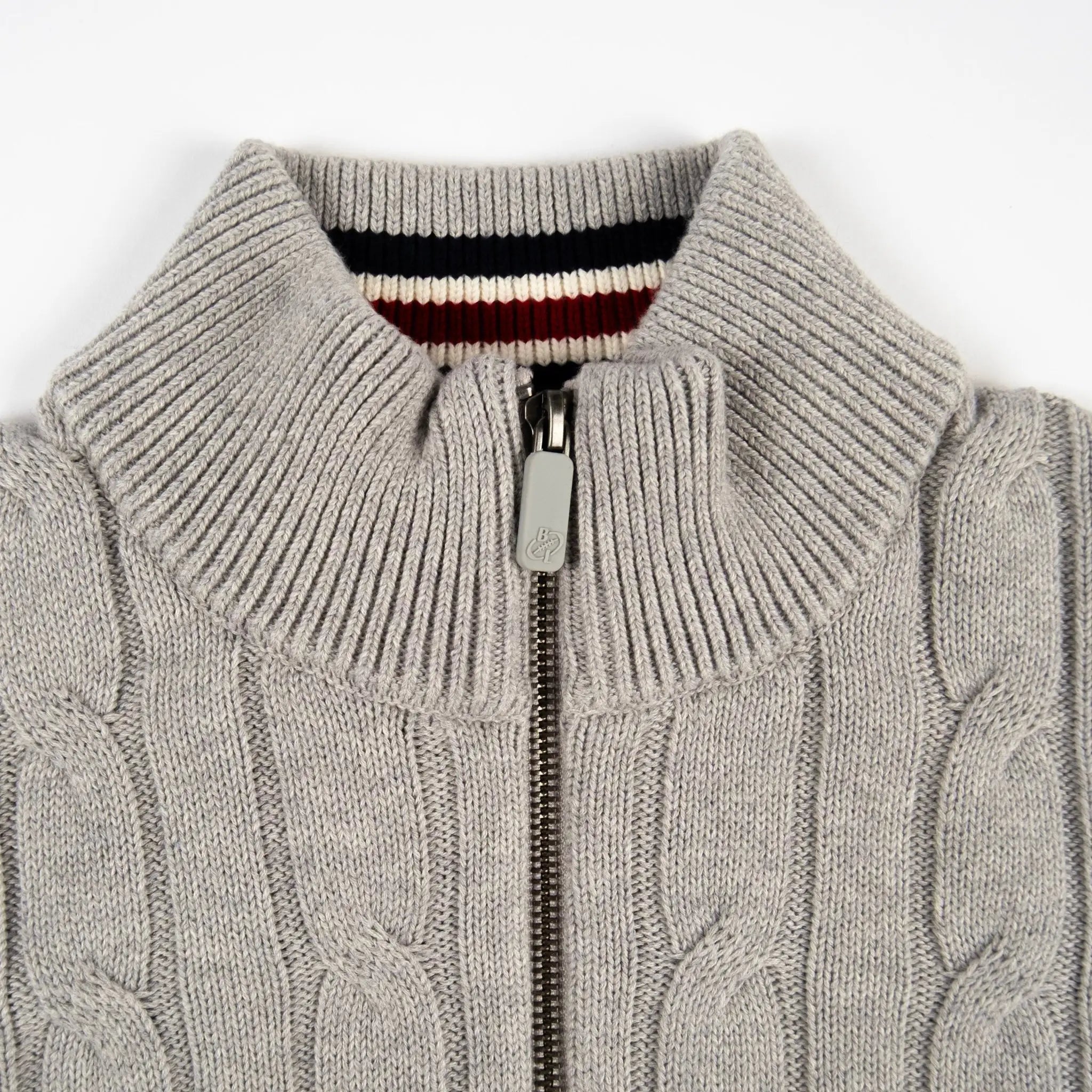 Gilet homme zippé gris chiné à maille torsadée BACK TO LEGEND (zoom col et poitrine)