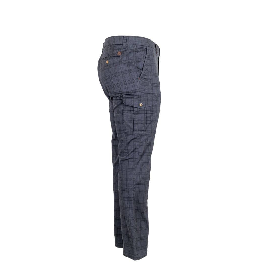 Pantalon cargo gris à carreaux pour hommes (vue de profil)