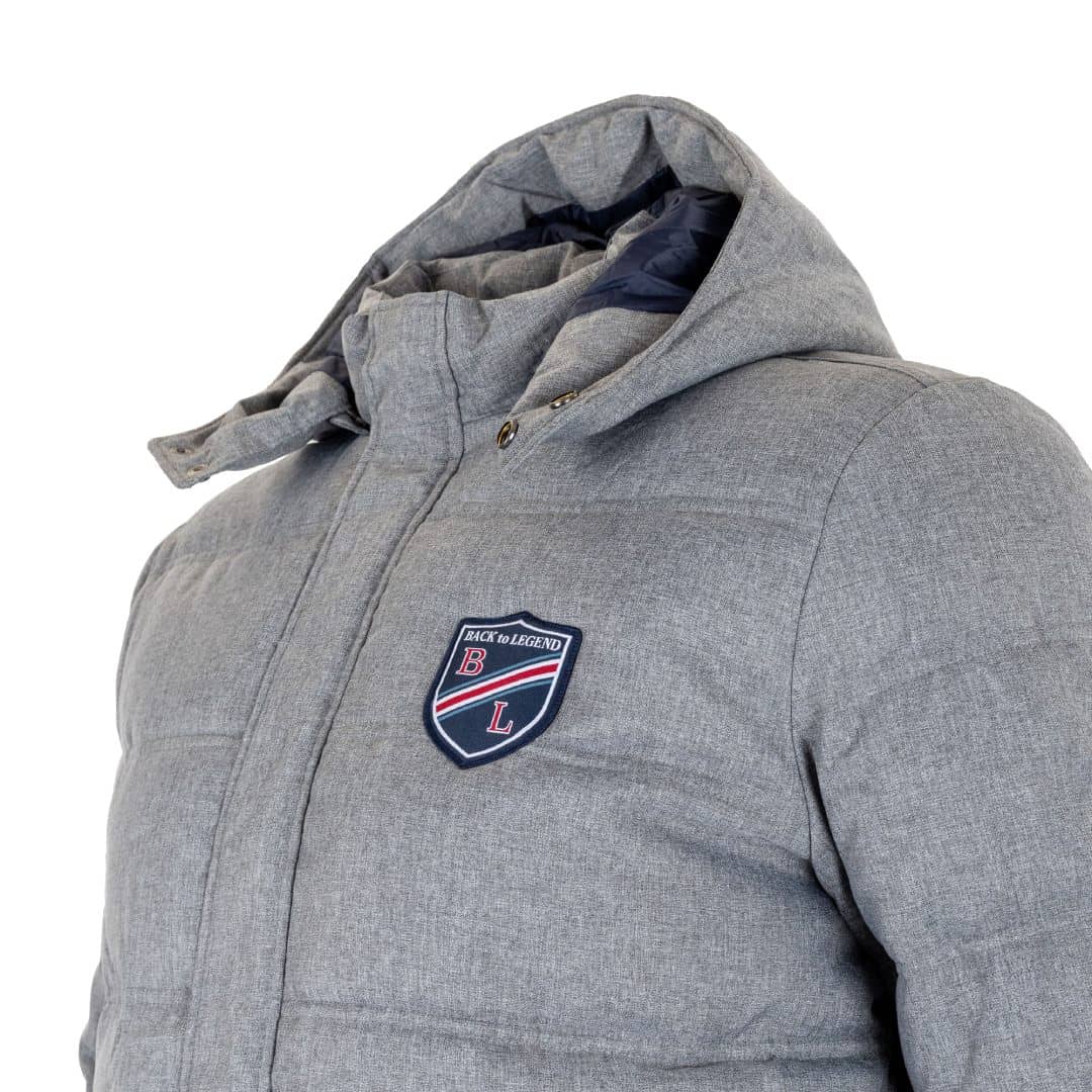 Parka Homme grise déperlante effet doudoune (zoom blason sur la poitrine)