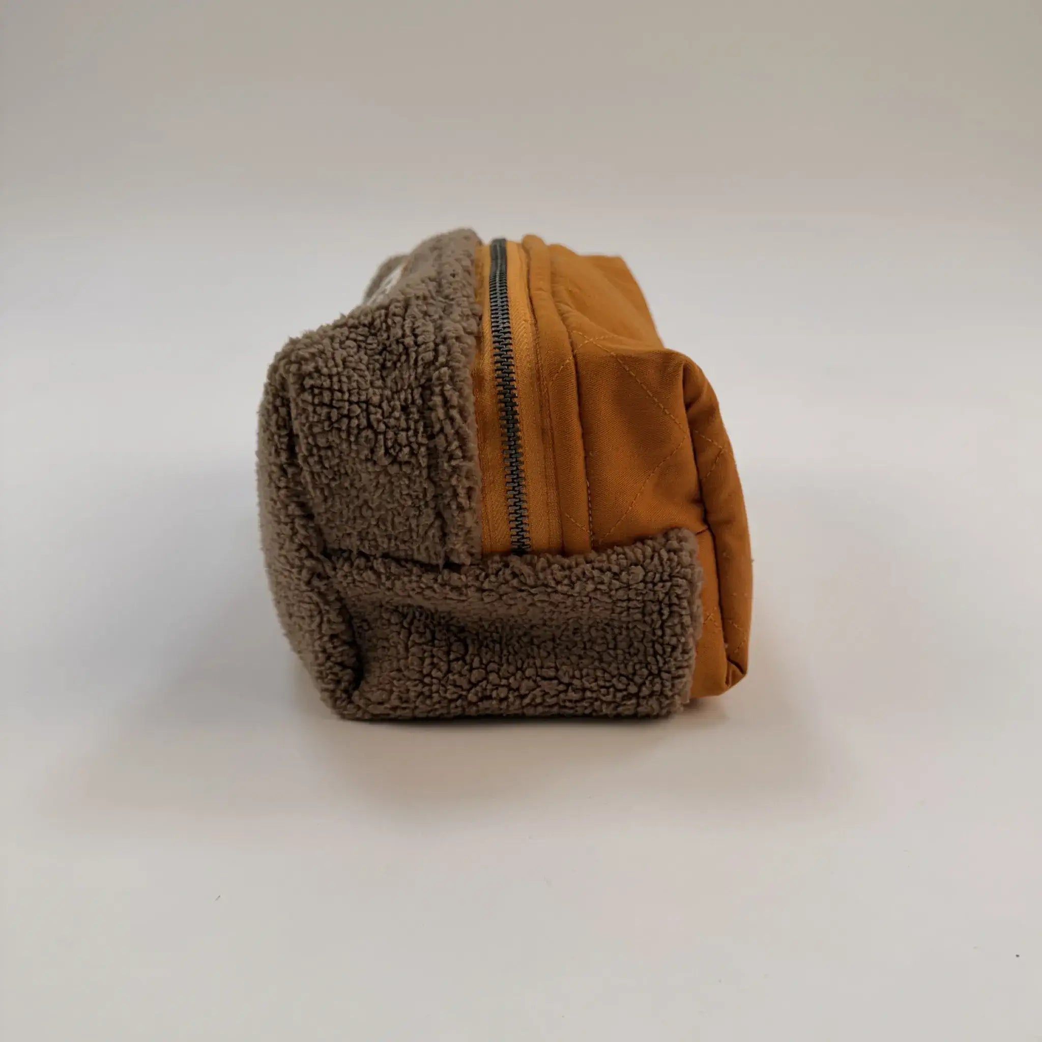 Pochette multi usage upcyclée orange et marron BACK TO LEGEND (vue de côté)