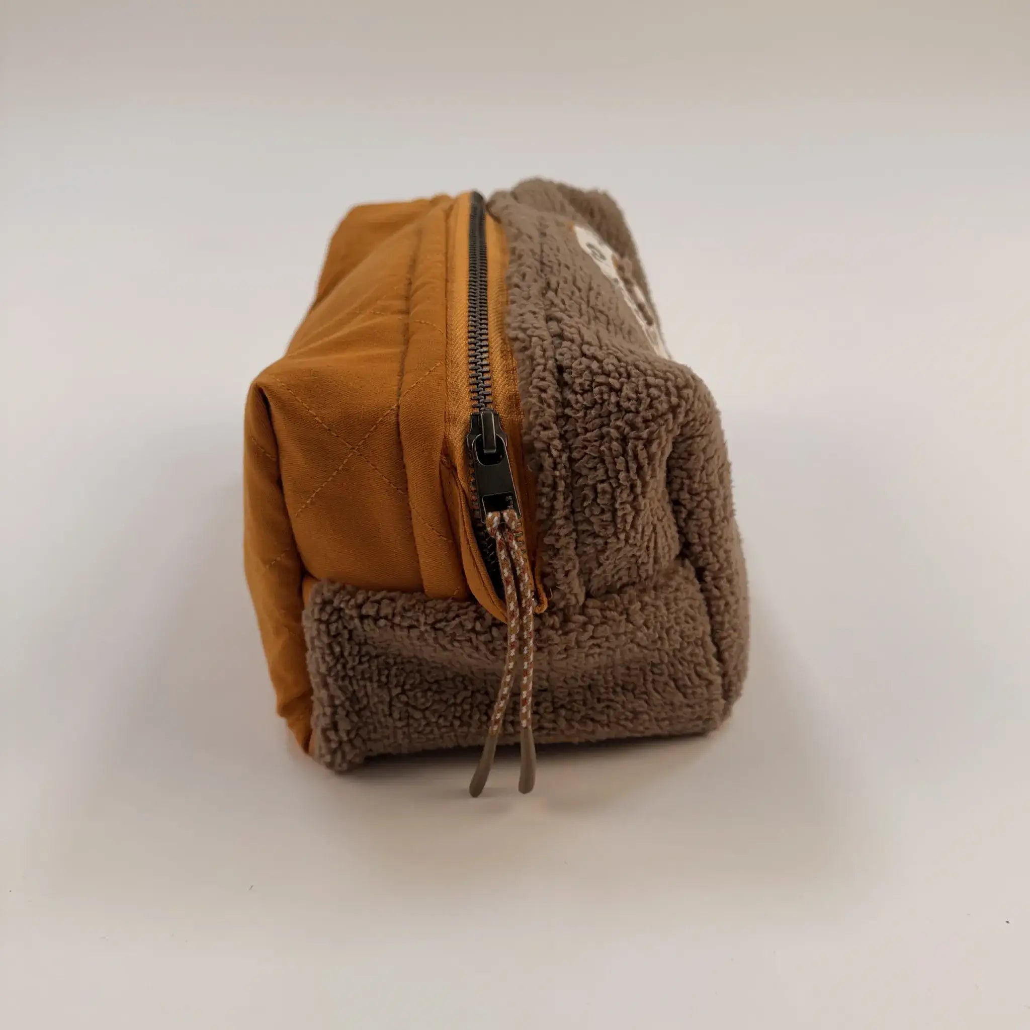Pochette multi usage upcyclée orange et marron BACK TO LEGEND (vue de côté)