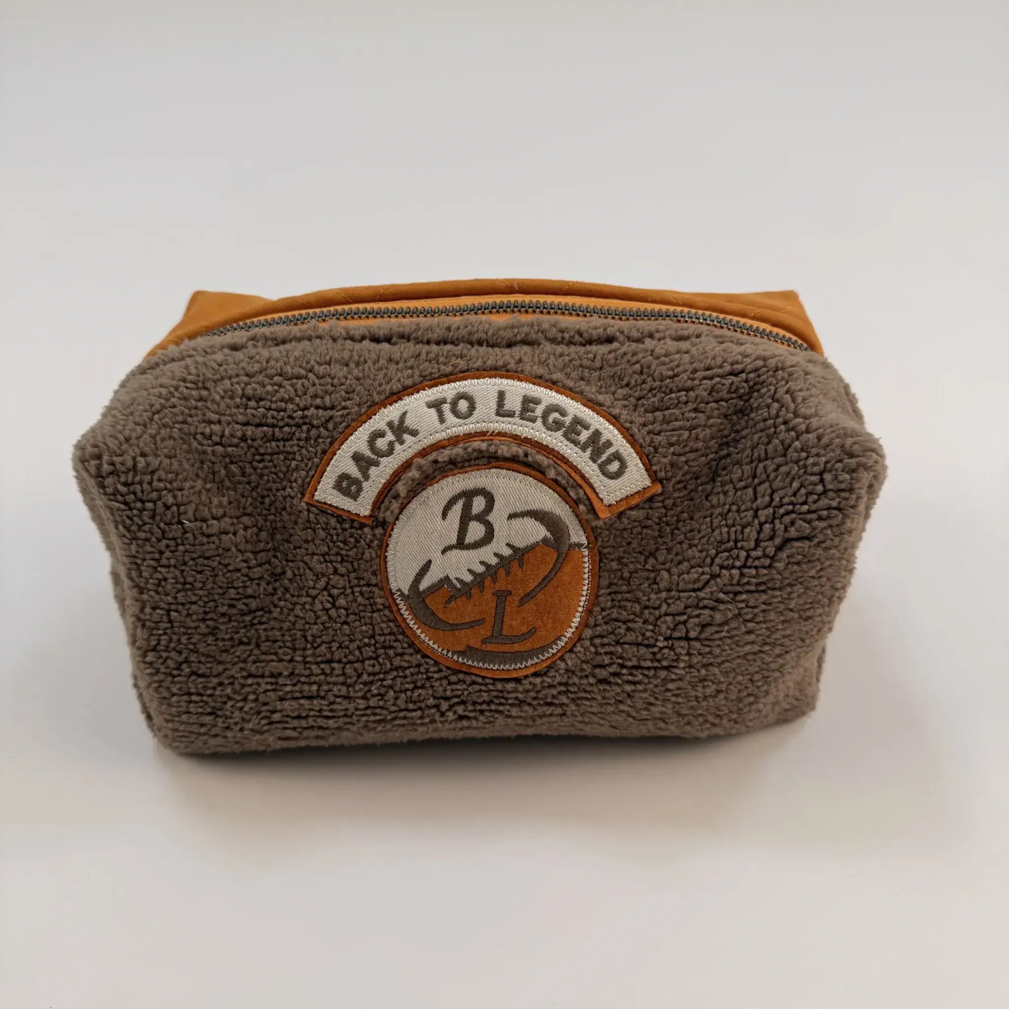 Pochette multi usage upcyclée orange et marron BACK TO LEGEND (face avant)