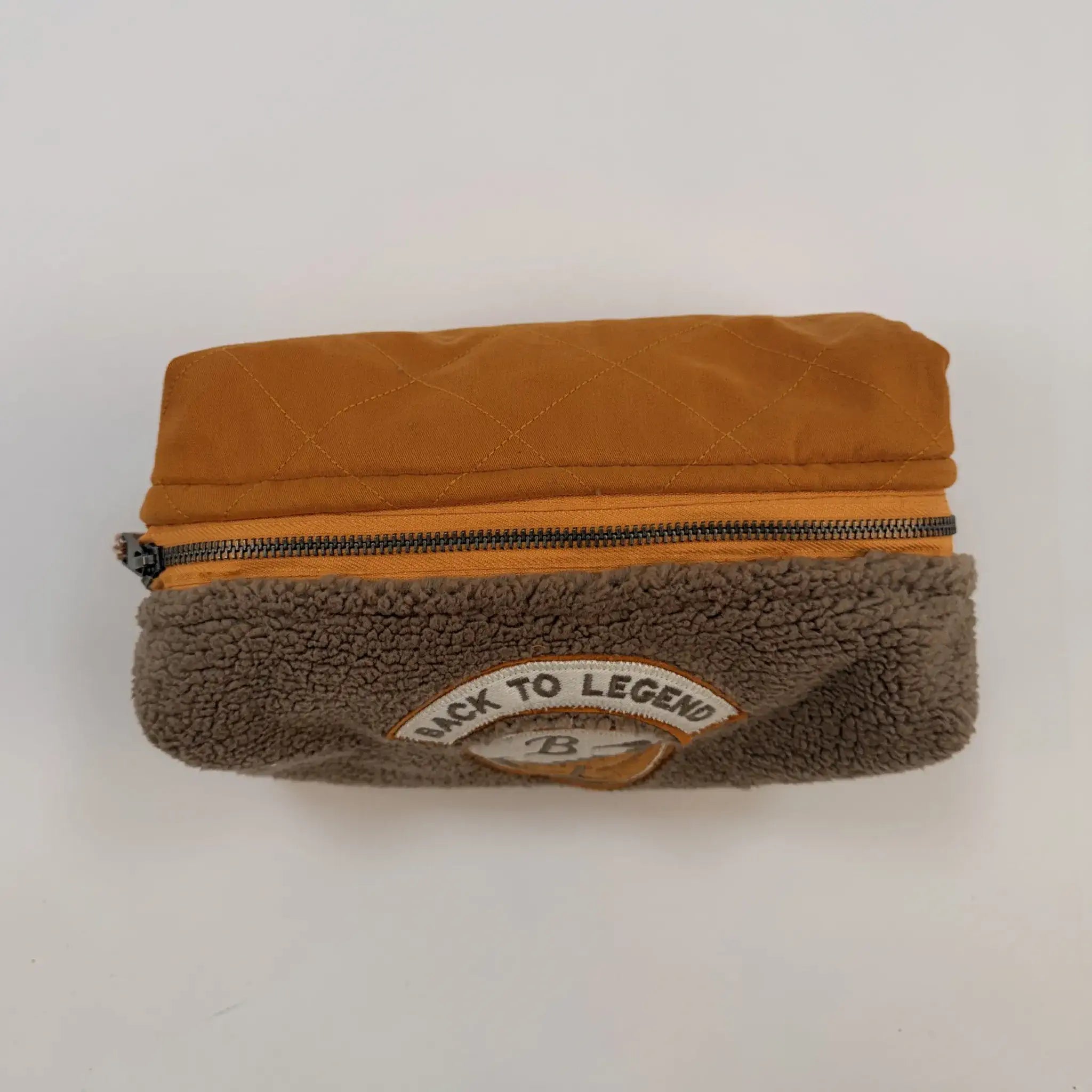 Pochette multi usage upcyclée orange et marron BACK TO LEGEND (vue de dessus + zip de fermeture)