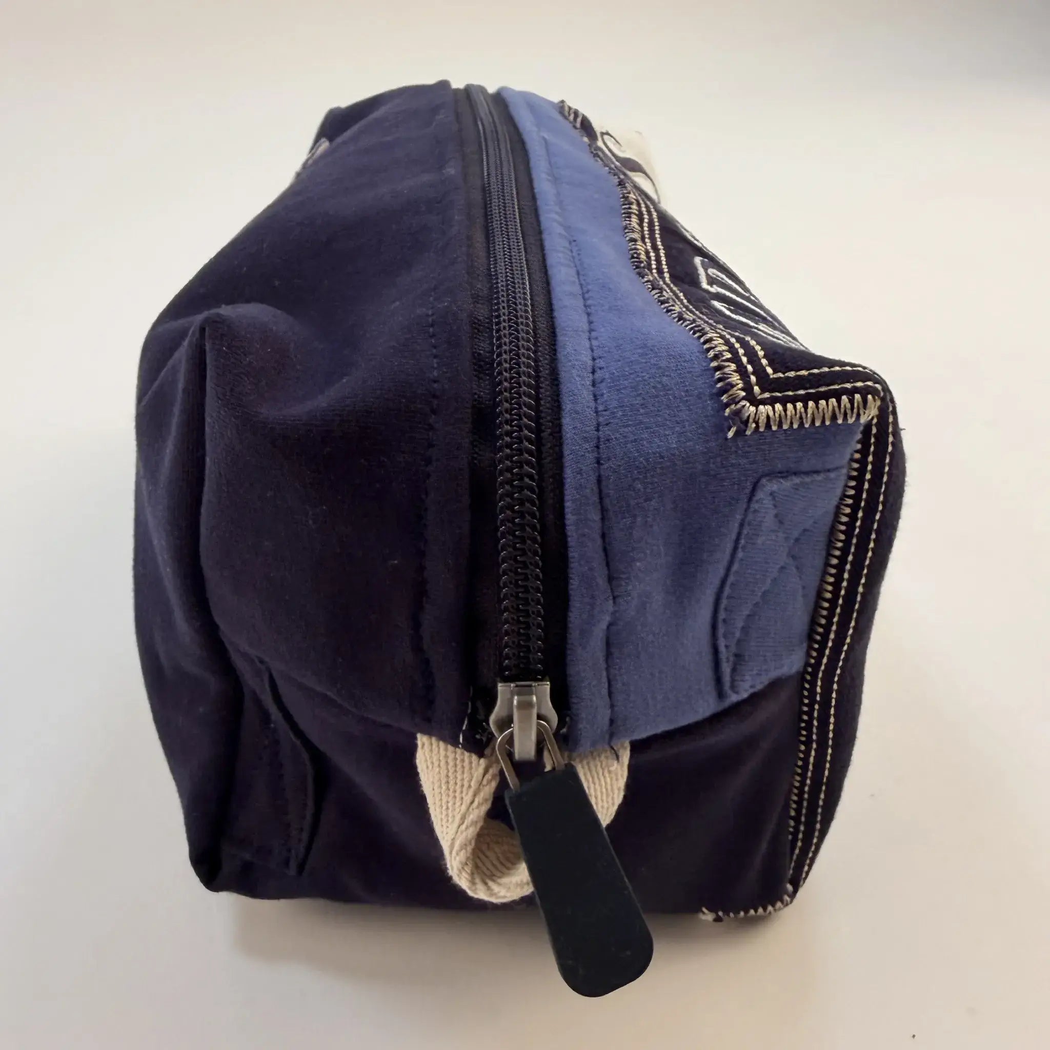 Pochette upcyclée multi nations Barbarians (vue de côté)