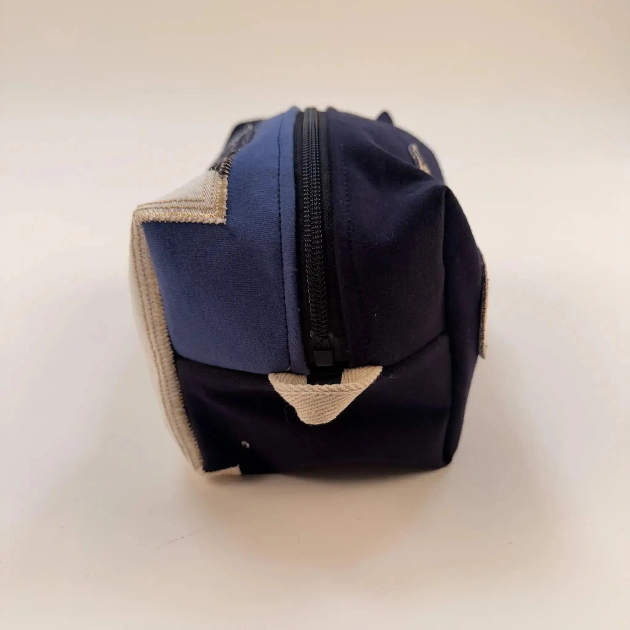 Pochette upcyclée multi nations Barbarians (vue de côté)