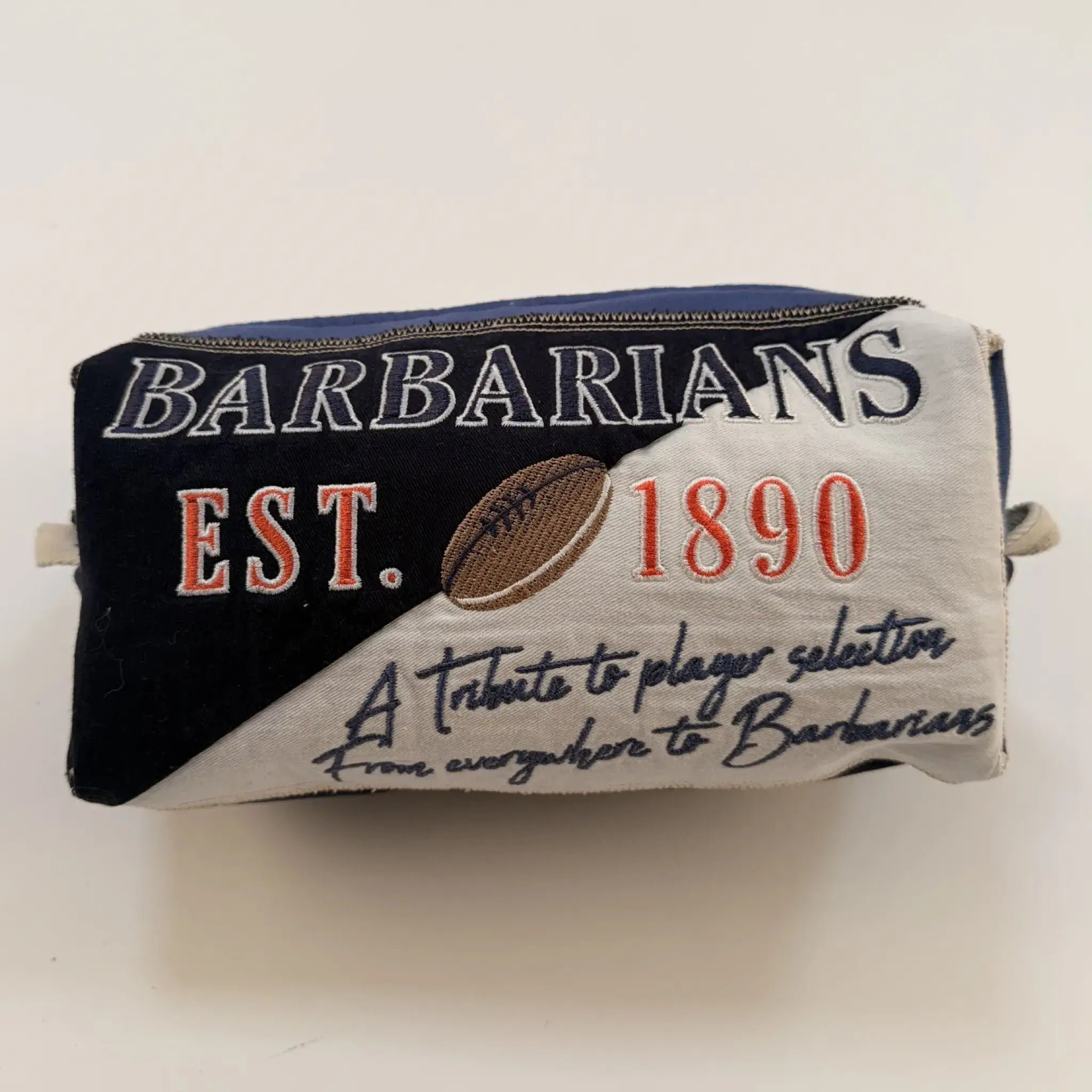 Pochette upcyclée multi nations Barbarians (face avant)