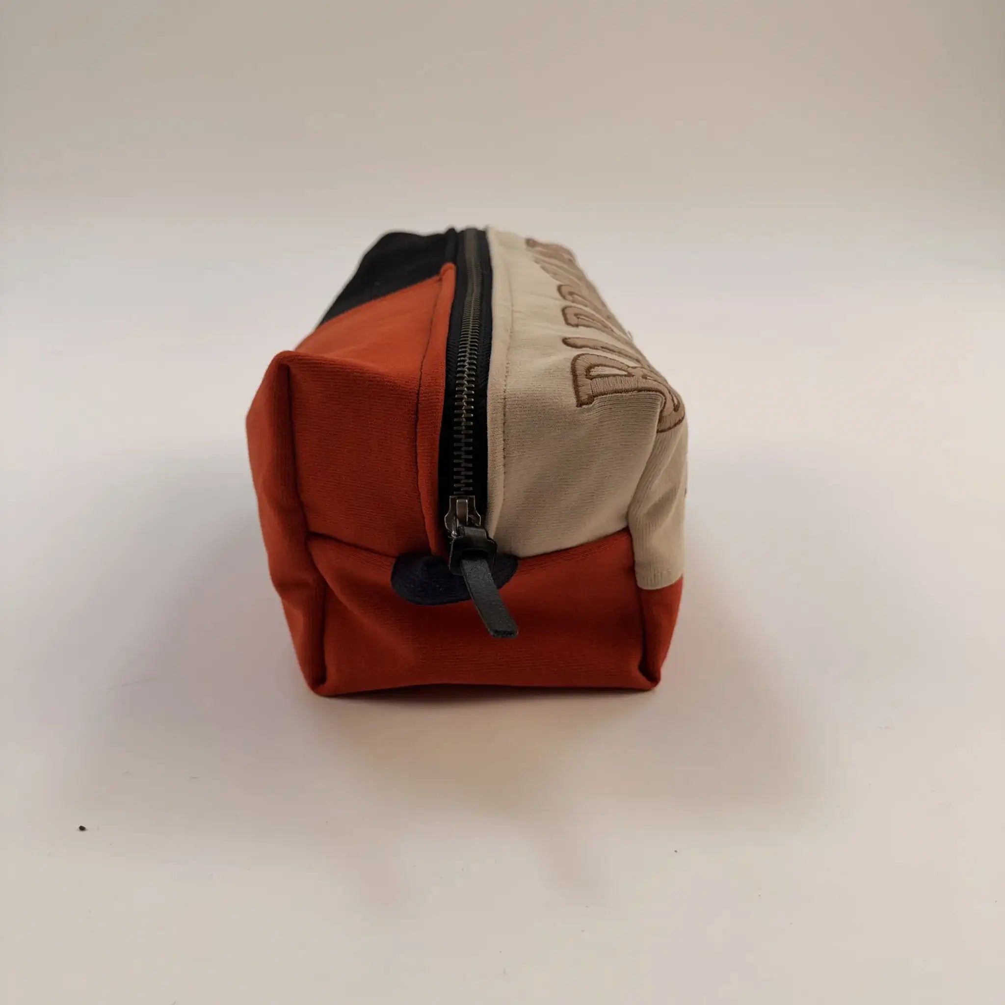 Pochette multi usage upcyclée multicolore Barbarians (vue de côté)