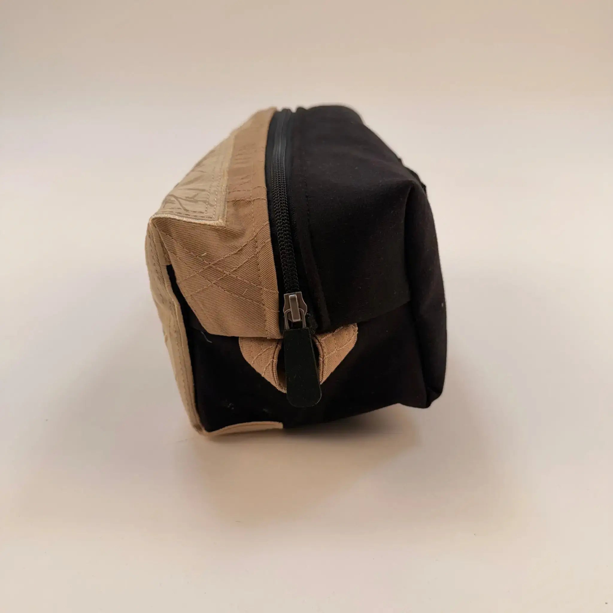 Pochette upcyclée multi-usage beige & noir Barbarians (vue de côtét)