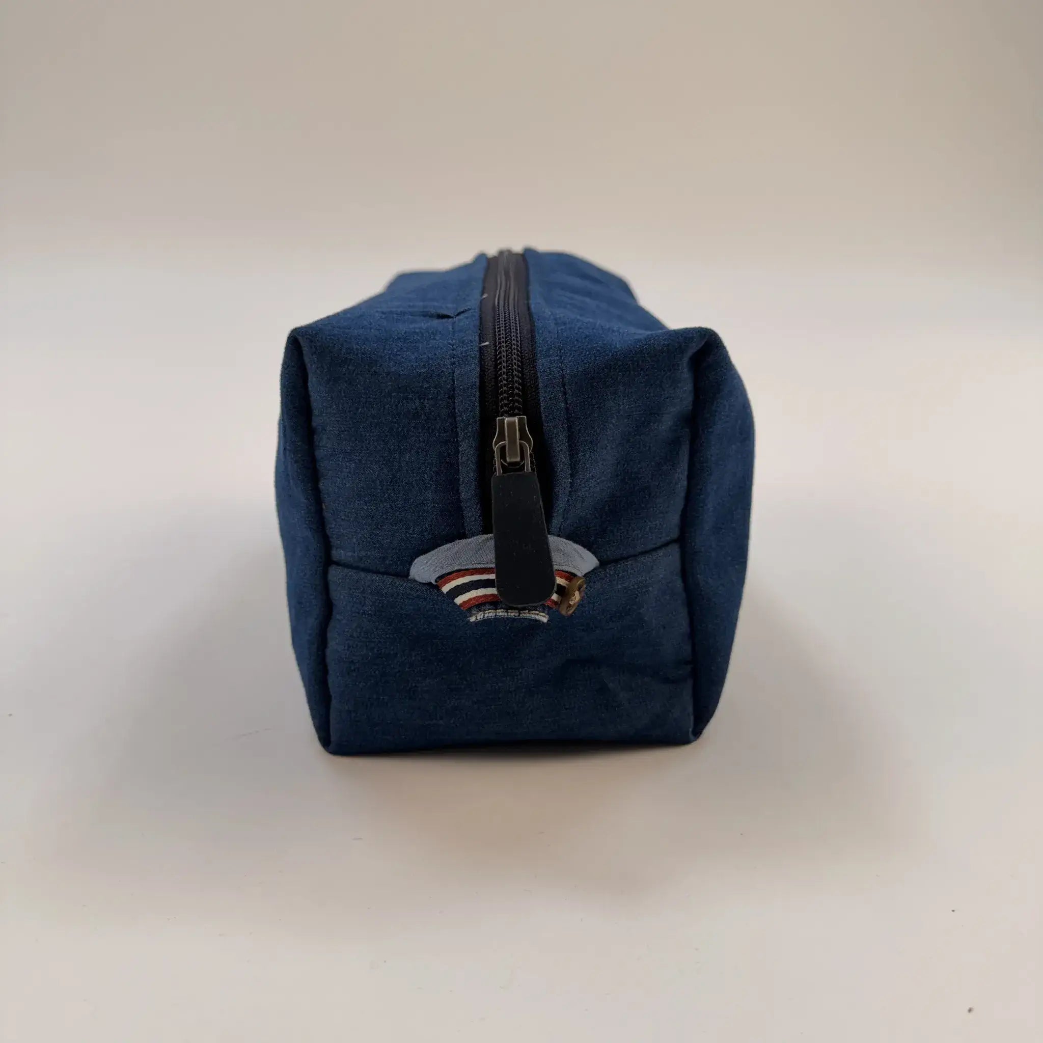 Pochette upcyclée multi usage en jean stone wash BACK TO LEGEND (vue de côté)