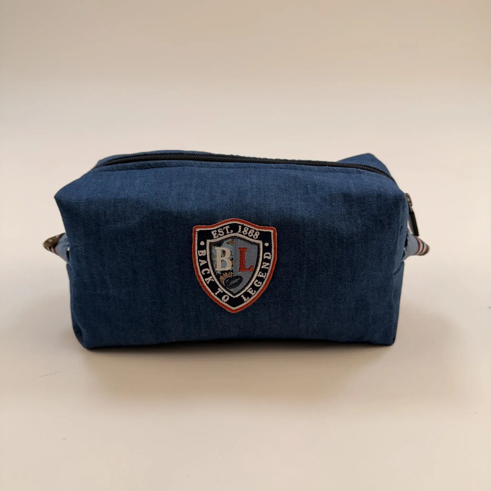 Pochette upcyclée multi usage en jean stone wash BACK TO LEGEND (face avant)