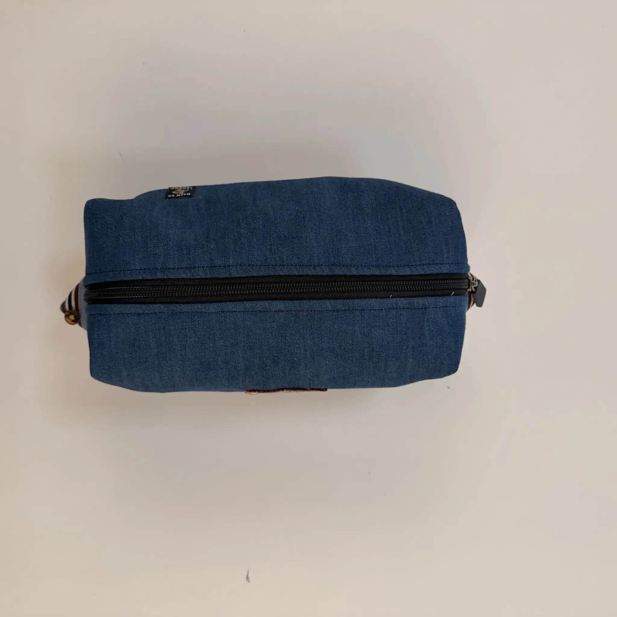 Pochette upcyclée multi usage en jean stone wash BACK TO LEGEND (vue de dessus + zip de fermeture)