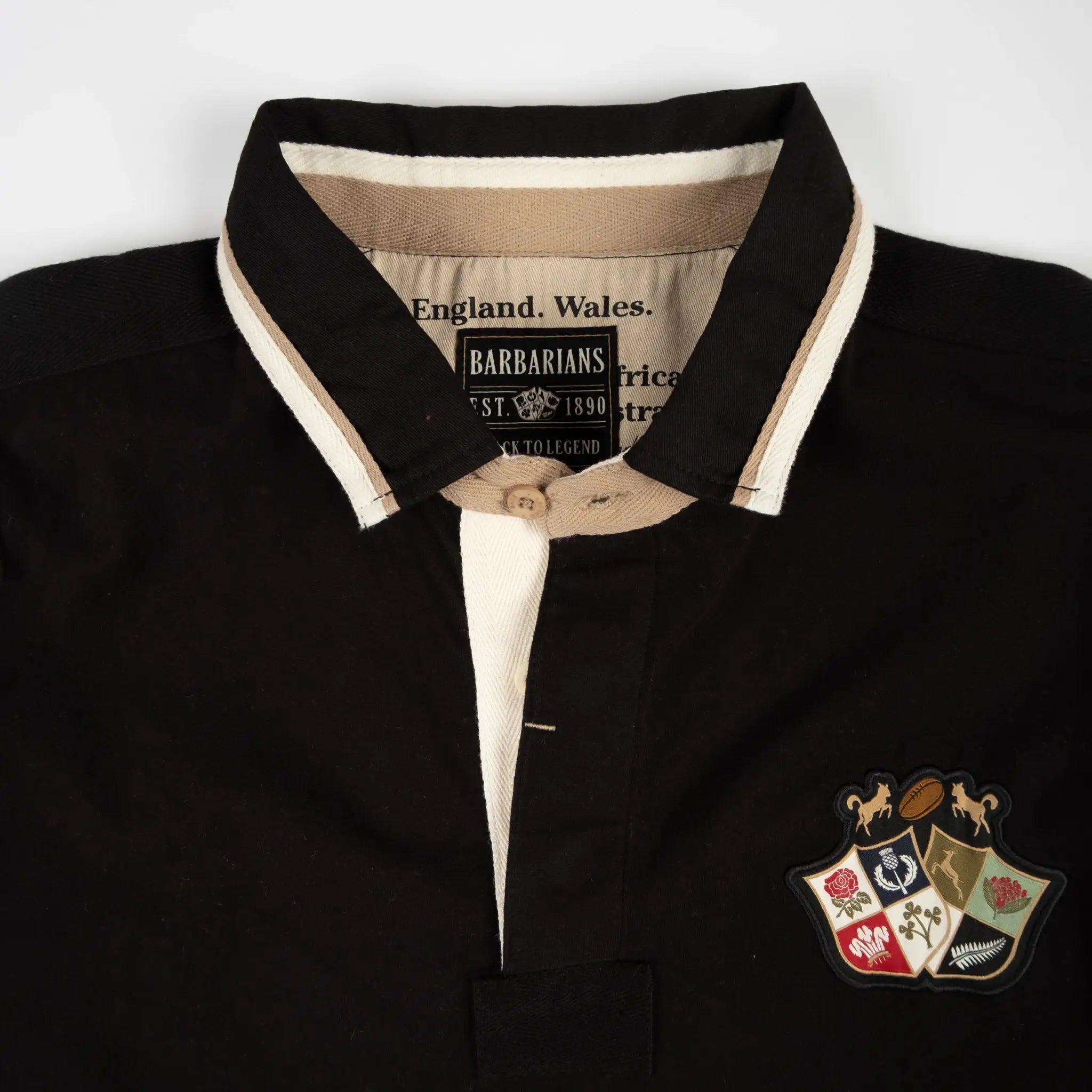 Polo Barbarians noir multi badge col contrasté BACK TO LEGEND (zoom poitrine et col)