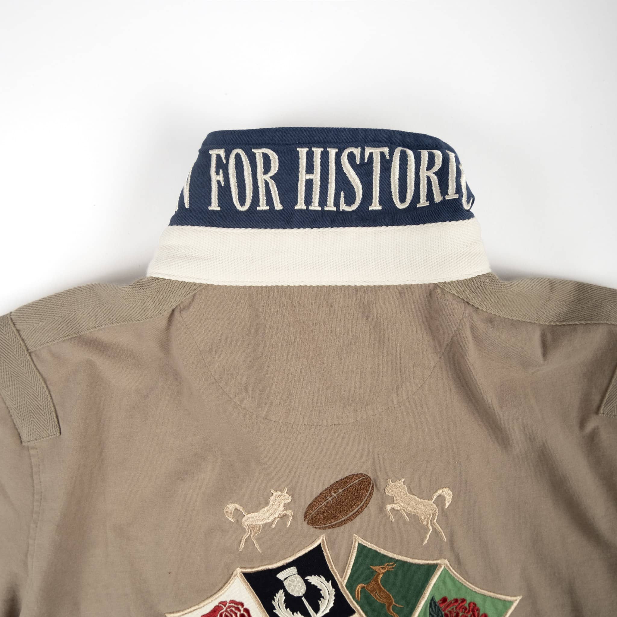 Polo homme Barbarians vert amande toucher peau de pêche BACK TO LEGEND (zoom col et broderie dorsale)