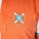 Polo bicolore homme en coton jersey peau de pêche BACK to LEGEND (zoom badge poitrine)